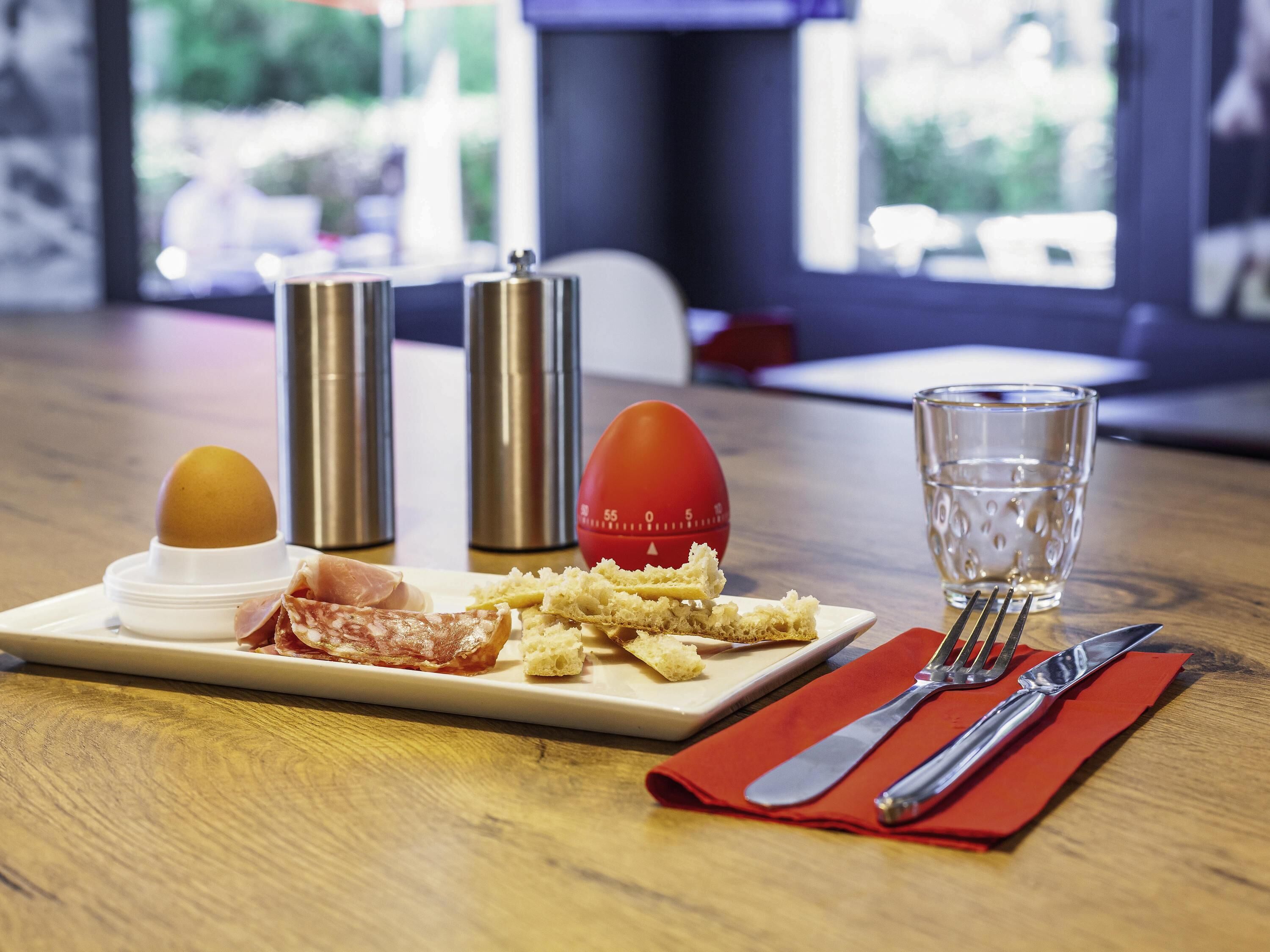 Desayuno buffet (EUR 13.50 por persona) 