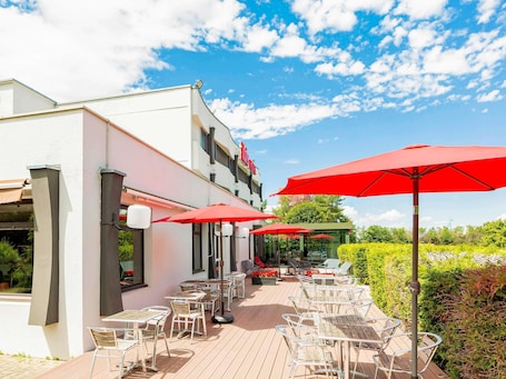 Terrace/patio. ibis Mulhouse Ile Napoléon