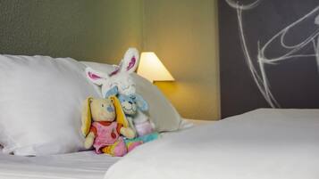 Habitación estándar, 1 cama matrimonial | Ropa de cama de alta calidad y caja de seguridad en la habitación