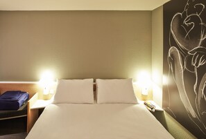 Habitación estándar, 1 cama doble | Ropa de cama de alta calidad, caja fuerte, mobiliario individual