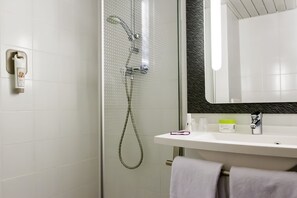 Quarto standard, 1 cama de casal | Banheiro | Banheira, chuveiro com efeito de chuva