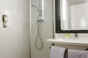 Standaard kamer, 1 tweepersoonsbed | Badkamer | Een bad, een regendouche, milieuvriendelijke toiletartikelen