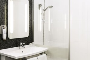 Standaard kamer, 1 tweepersoonsbed | Badkamer | Een bad, een regendouche, milieuvriendelijke toiletartikelen