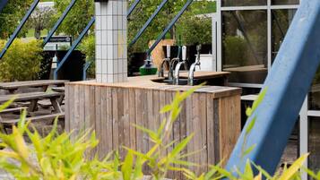 Bar sur le toit, vue sur le jardin, ouvert certains jours