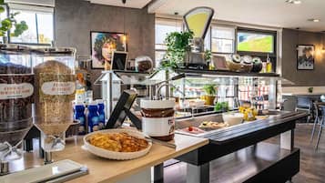 Dagelijks ontbijtbuffet (EUR 13 per persoon)