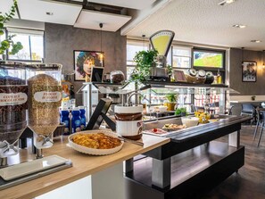 Desayuno buffet (EUR 13 por persona) 