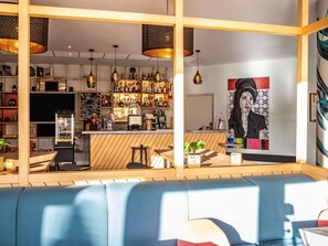 Bar på takterrassen, utsikt mot trädgården, öppet vissa dagar