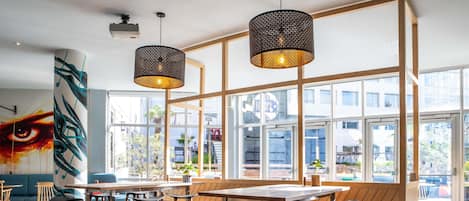 Bar panoramico, con vista sul giardino, aperto solo in alcuni giorni