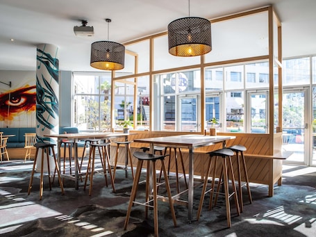 Bar en la azotea, con vista al jardín, abre solo algunos días