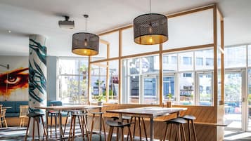 Takterrassebar, utsikt mot hagen, åpen på utvalgte dager