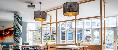 Bar met dakterras, uitzicht op de tuin, op bepaalde dagen geopend