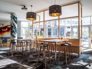 Bar en la azotea, con vista al jardín, abre solo algunos días