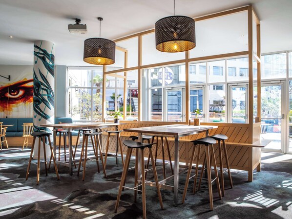 Bar sur le toit, vue sur le jardin, ouvert certains jours