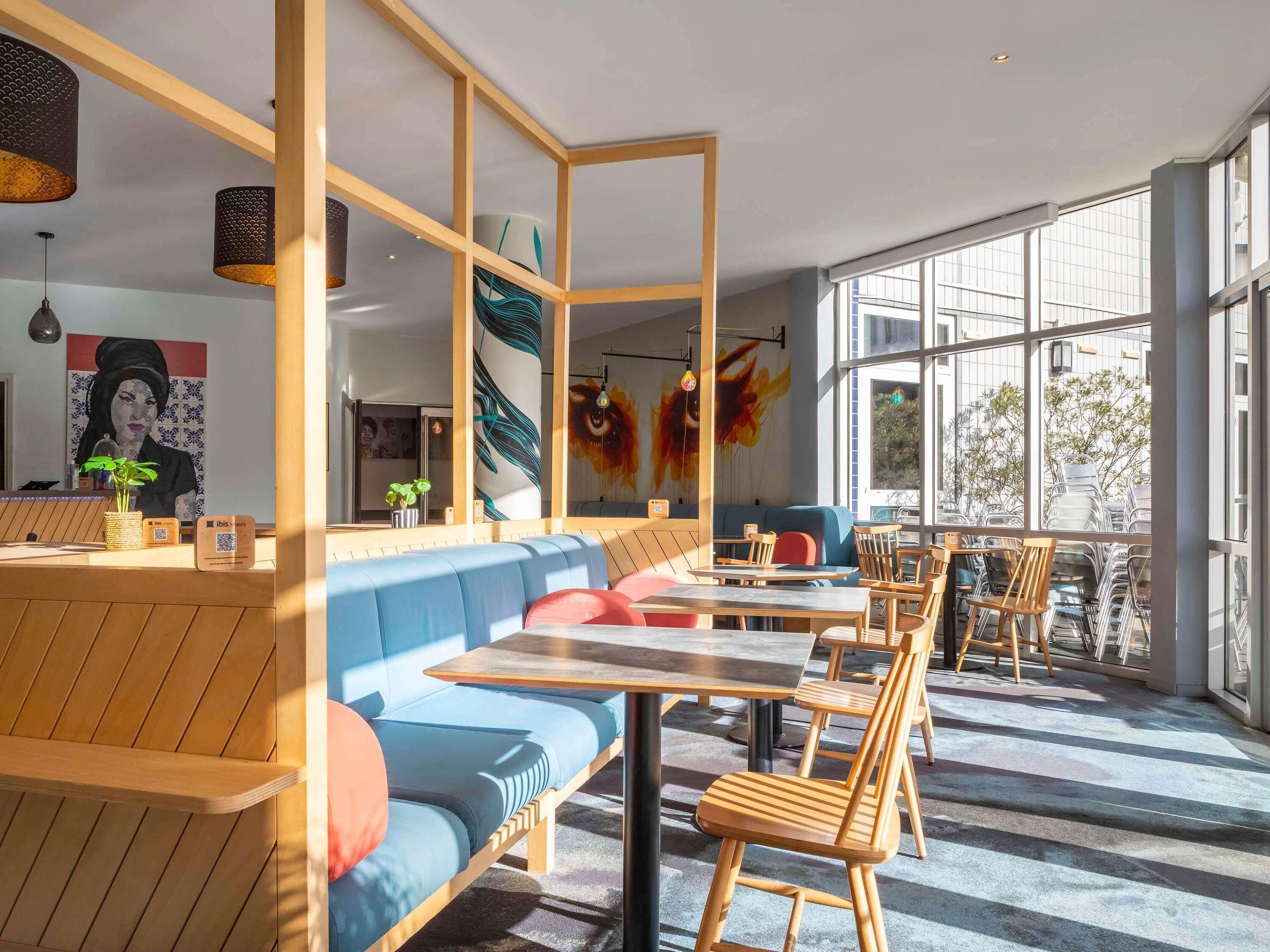 Bar en la azotea, con vista al jardín, abre solo algunos días