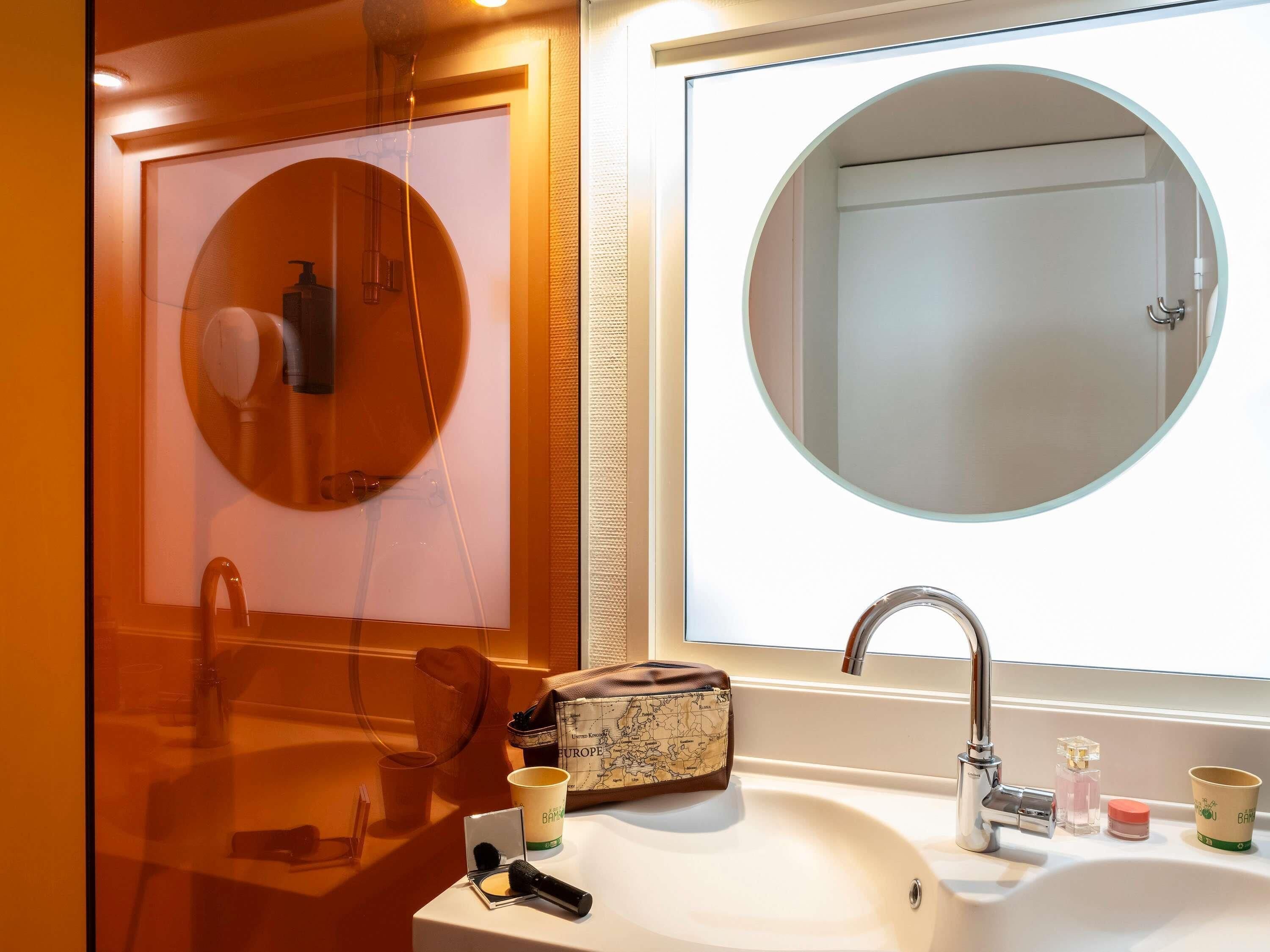 Miljøvennlige toalettsaker, hårføner, håndklær og såpe