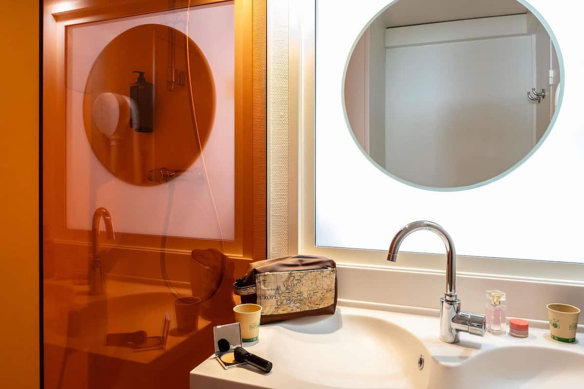 Miljøvennlige toalettsaker, hårføner, håndklær og såpe