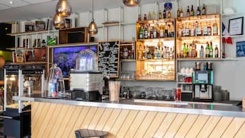 Bar en la azotea, con vista al jardín, abre solo algunos días