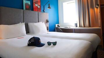 Standard Room, 2 Katil Bujang (Single) | Peti besi dalam bilik, meja, langsir/tirai gelap terus, kalis bunyi