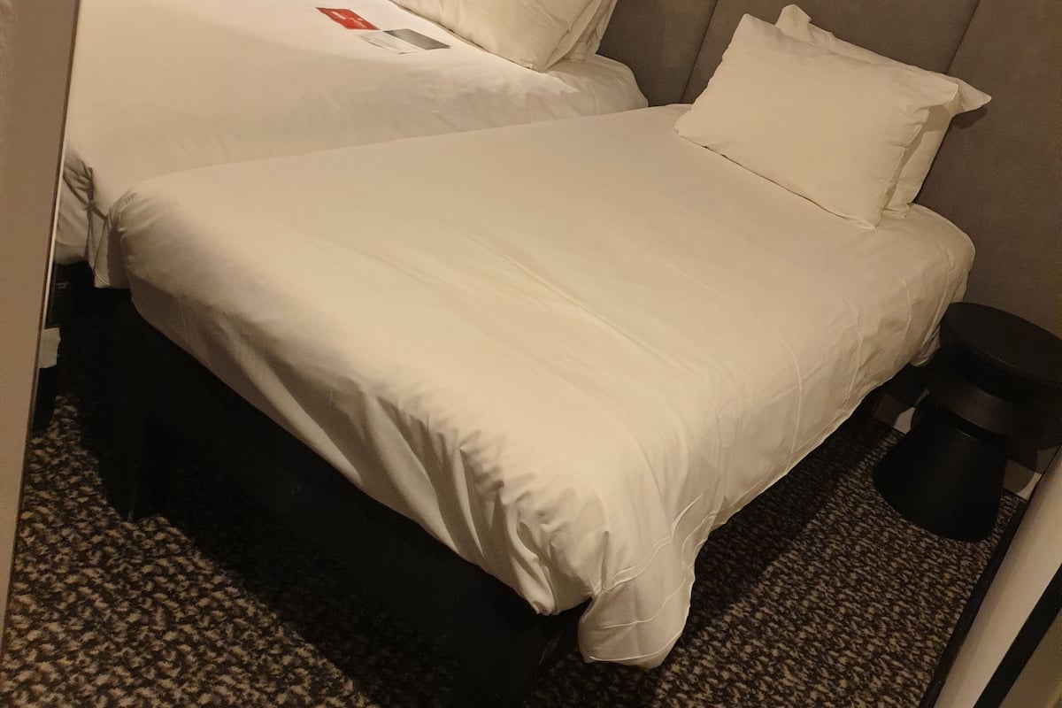 standard room, 2 single beds | in-room safe, desk, blackout curtains, soundproofing