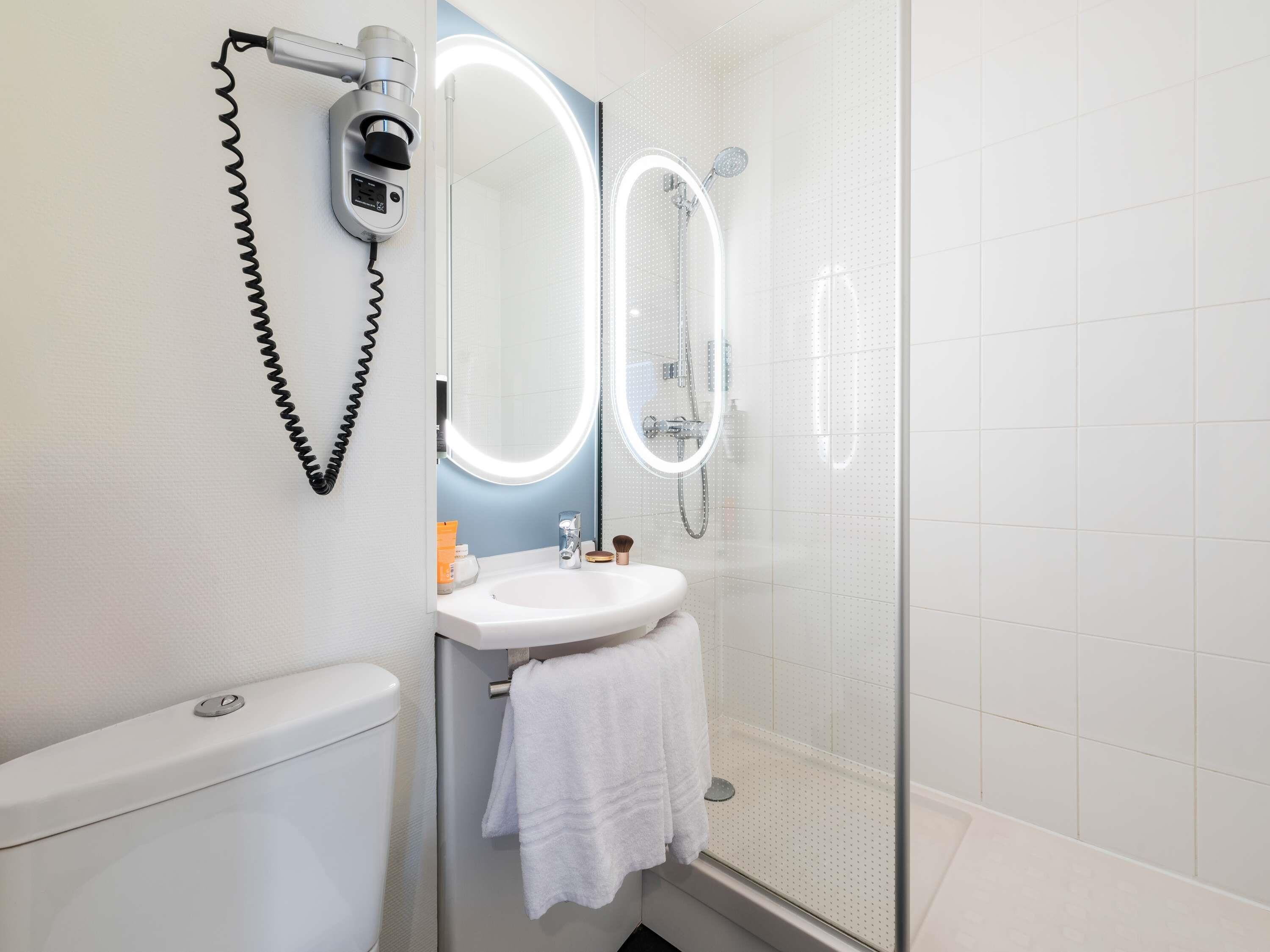 standard room, 1 double bed | in-room safe, desk, blackout curtains, soundproofing