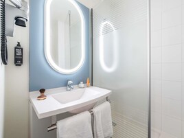 Habitación estándar, varias camas | Caja fuerte, escritorio, cortinas opacas y sistema de insonorización