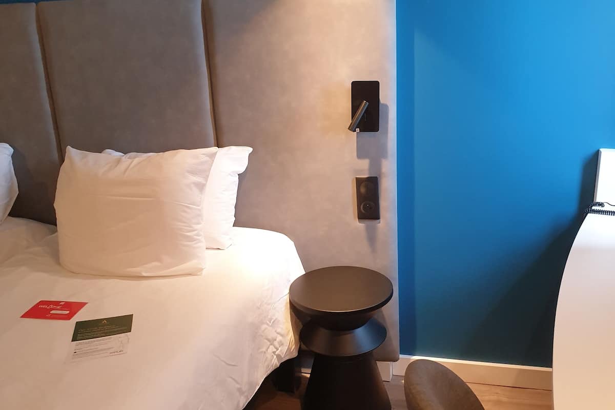 standard room, 2 single beds | in-room safe, desk, blackout curtains, soundproofing