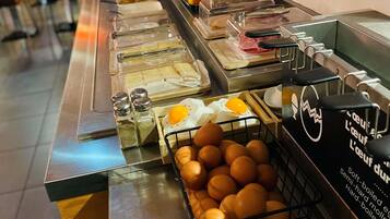 Petit déjeuner buffet (12.90 EUR par personne)