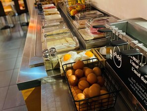 Bữa sáng buffet hàng ngày (12.90 EUR/mỗi người) 
