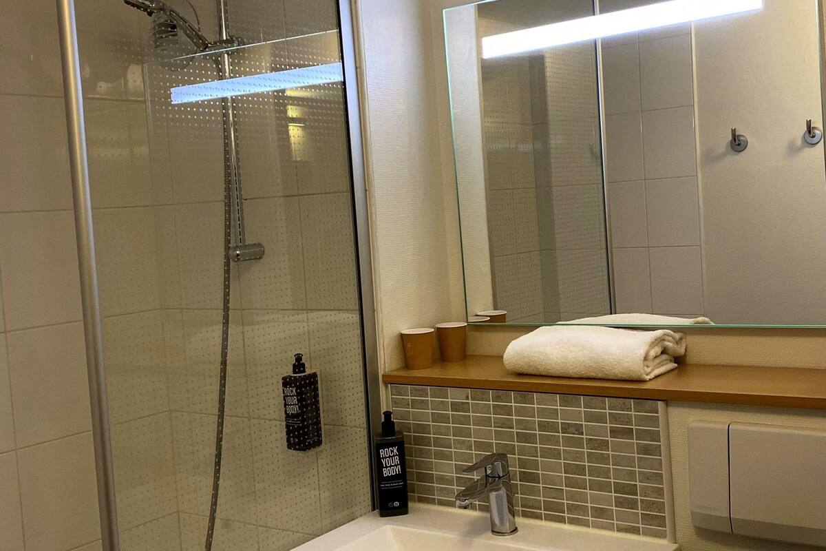 Bộ đồ giường cao cấp, nệm có lớp đệm bông, két bảo mật tại phòng
