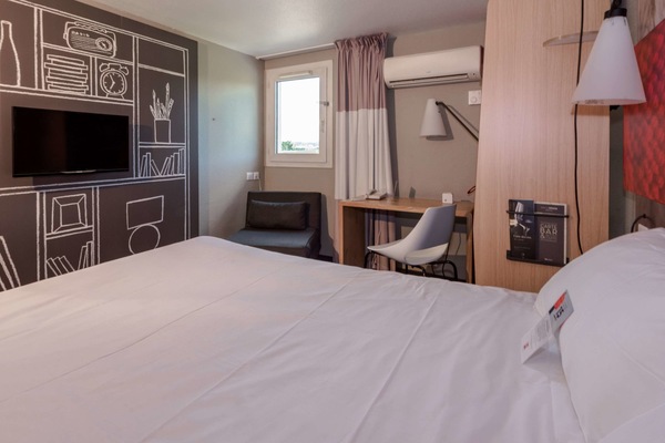 Premium bedding, pillowtop beds, in-room safe, desk