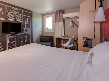Premium bedding, pillow-top beds, in-room safe, desk. ibis Lyon Sud Chasse Sur Rhone