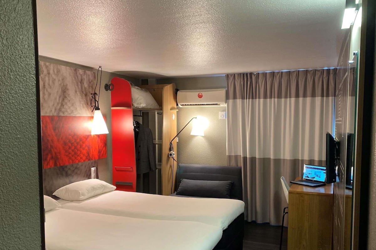 Standard Room, 2 Twin Beds | Premium bedding, pillowtop beds, in-room safe, desk