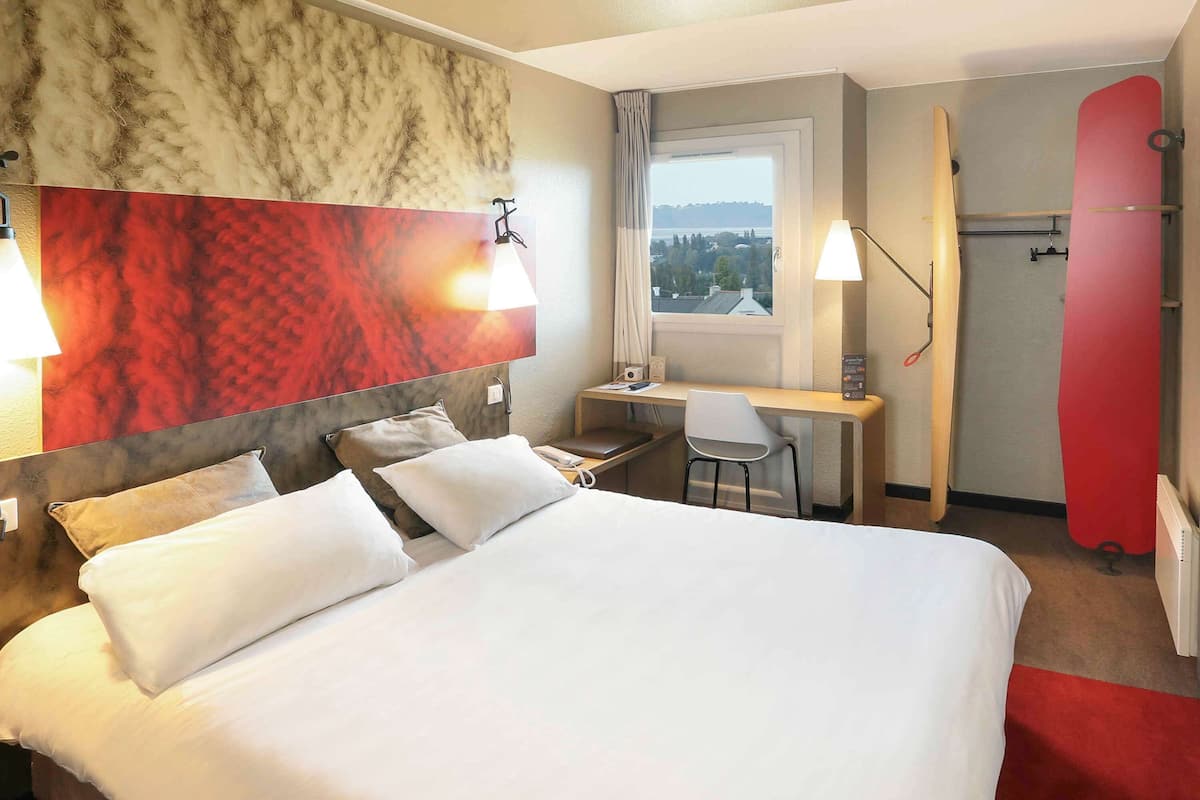 Premium bedding, in-room safe, desk, soundproofing