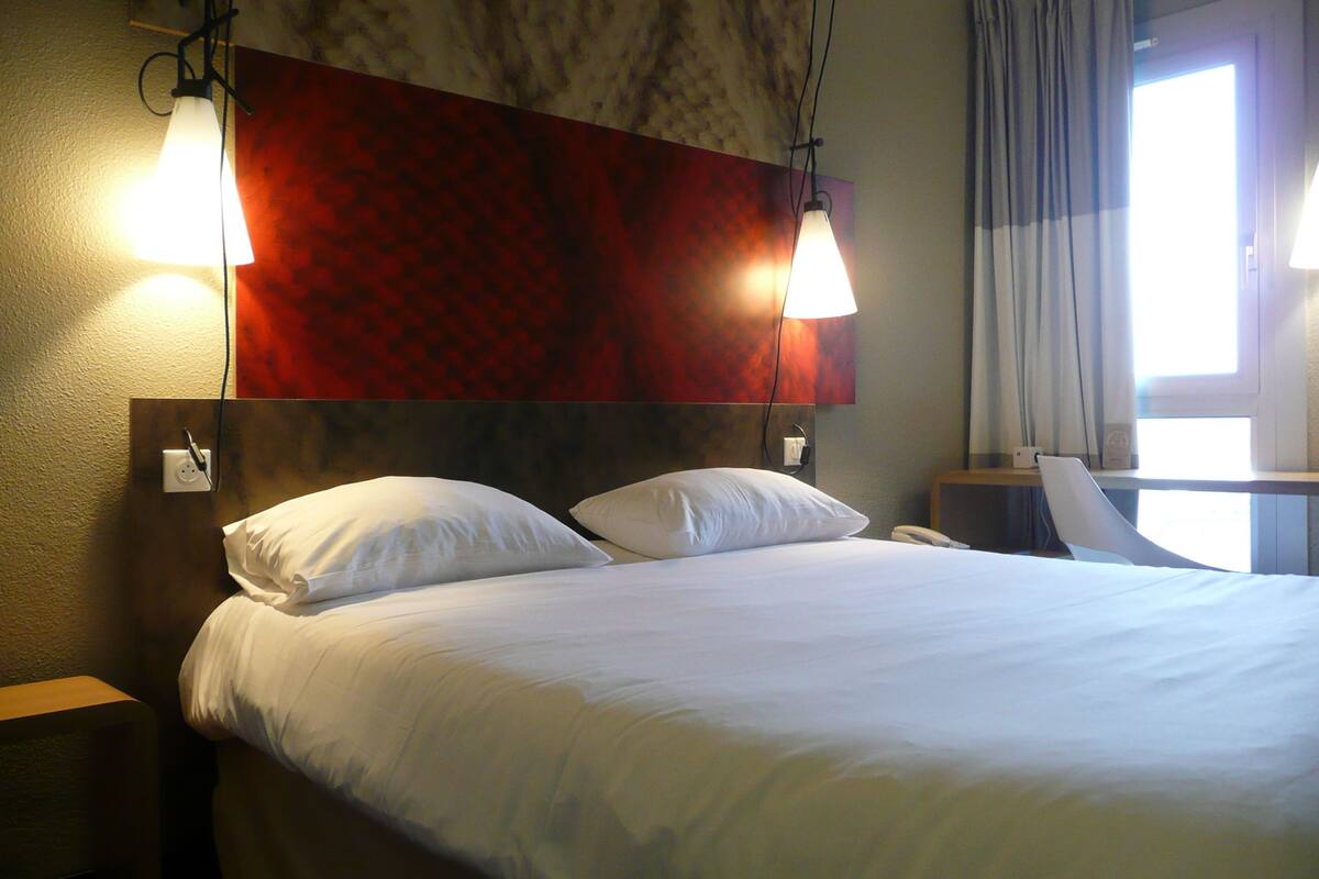 standard room, 1 double bed | premium bedding, in-room safe, desk, soundproofing