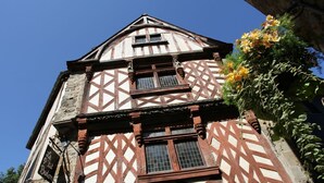 Un edificio tradizionale con struttura a graticcio, tetto a forte spiovente e finestra a lucernario.