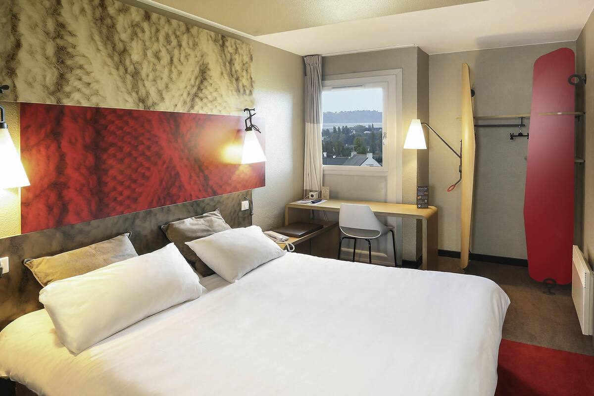 Premium bedding, in-room safe, desk, soundproofing