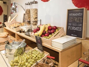 Daily buffet breakfast for a fee - ibis Saint Brieuc Yffiniac (Yffiniac)