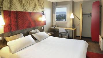 Luxe beddengoed, een kluis op de kamer, een bureau, geluiddichte muren