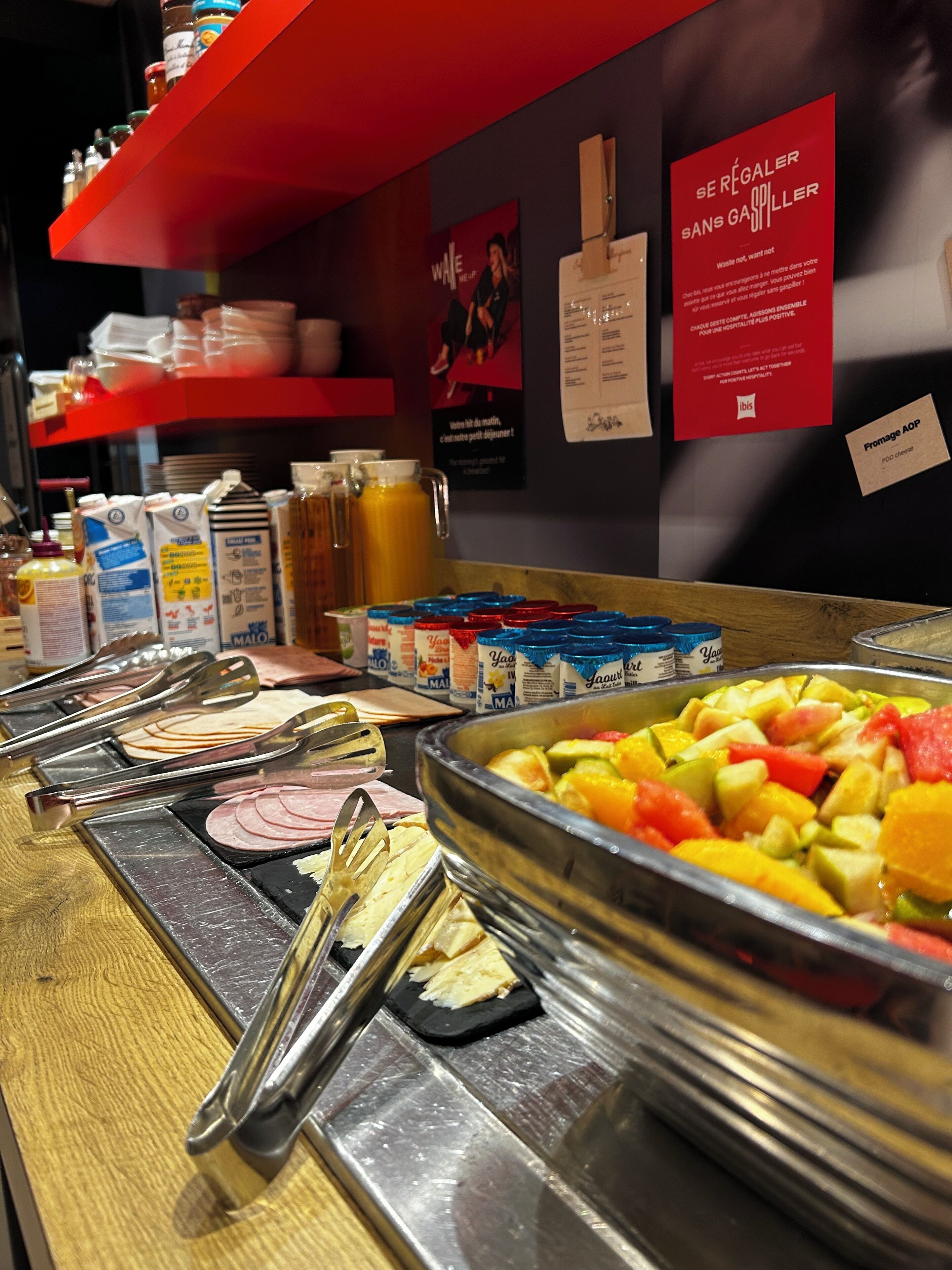 Un bufé con diversos alimentos, utensilios y condimentos.