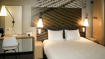 Habitación superior, 1 cama matrimonial, con acceso para personas discapacitadas | Decoración personalizada, escritorio y insonorización