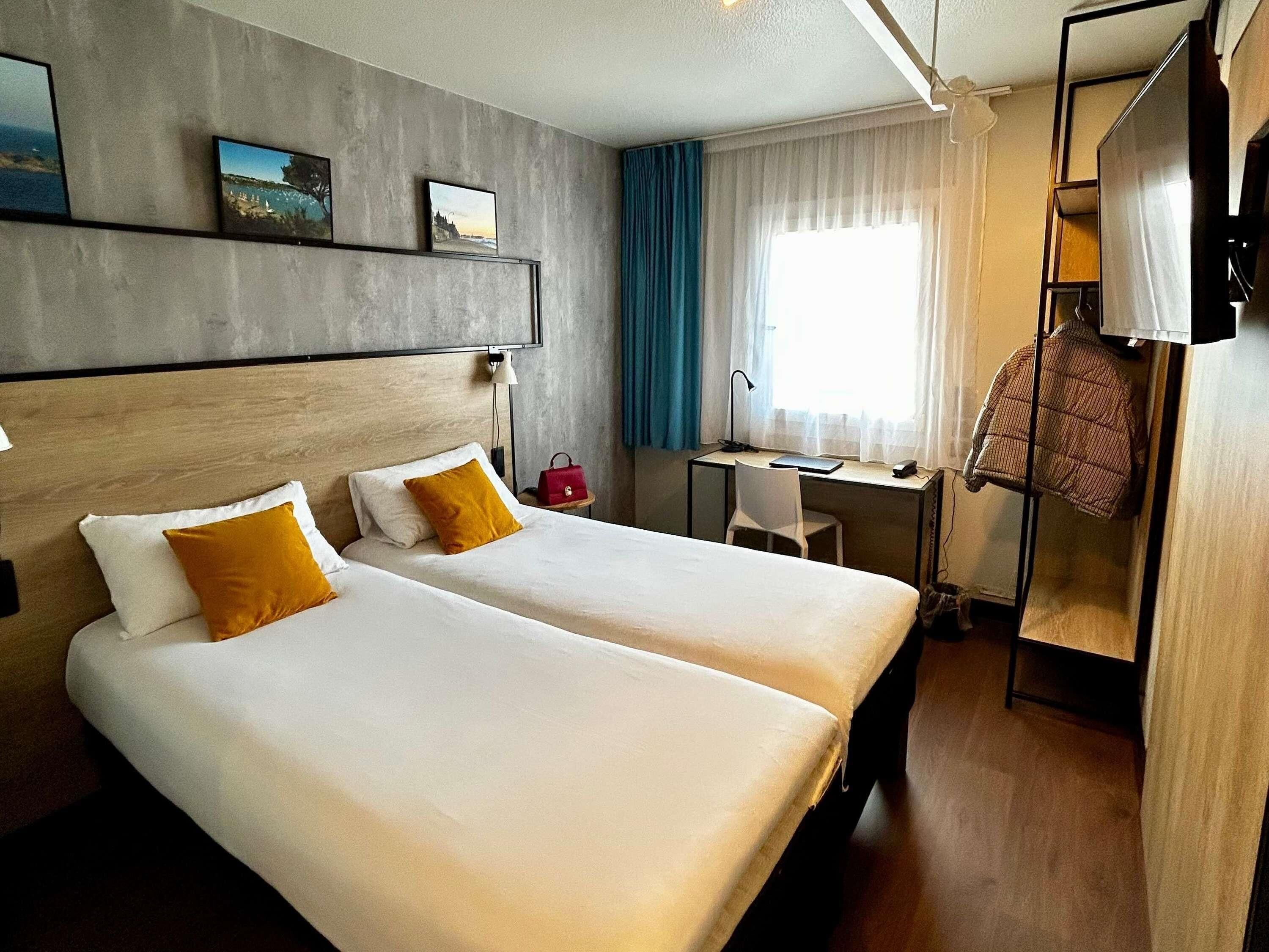 Chambre avec lits jumeaux, 2 lits une place | Décoration personnalisée, bureau, chambres insonorisées