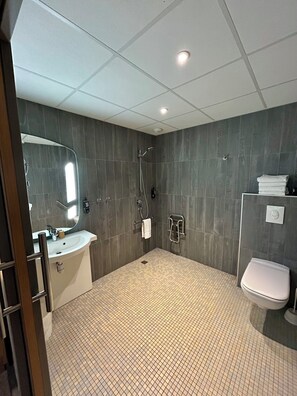 Family Room, 2 Double Beds | Bathroom