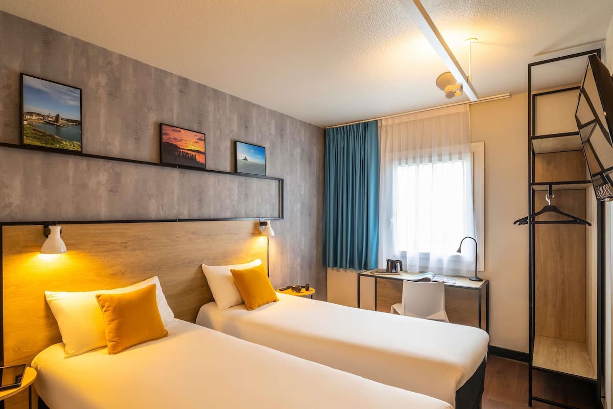Chambre avec lits jumeaux, 2 lits une place | Décoration personnalisée, bureau, chambres insonorisées