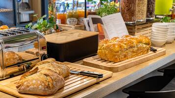 Tägliches Frühstücksbuffet gegen Gebühr