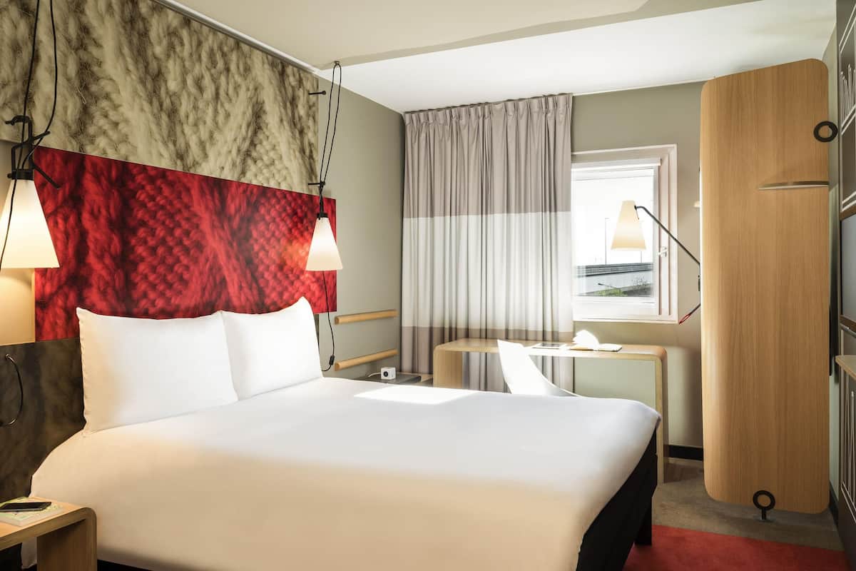 Standard Double Room, 1 Double Bed | In-room safe, desk, soundproofing, iron/ironing board