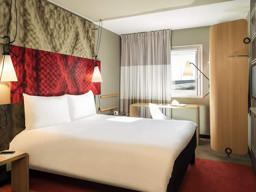 Standaard tweepersoonskamer, 1 tweepersoonsbed | Een kluis op de kamer, een bureau, geluiddichte muren