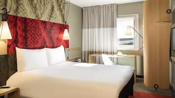 Standard Double Room, 1 Double Bed | In-room safe, desk, soundproofing, iron/ironing board