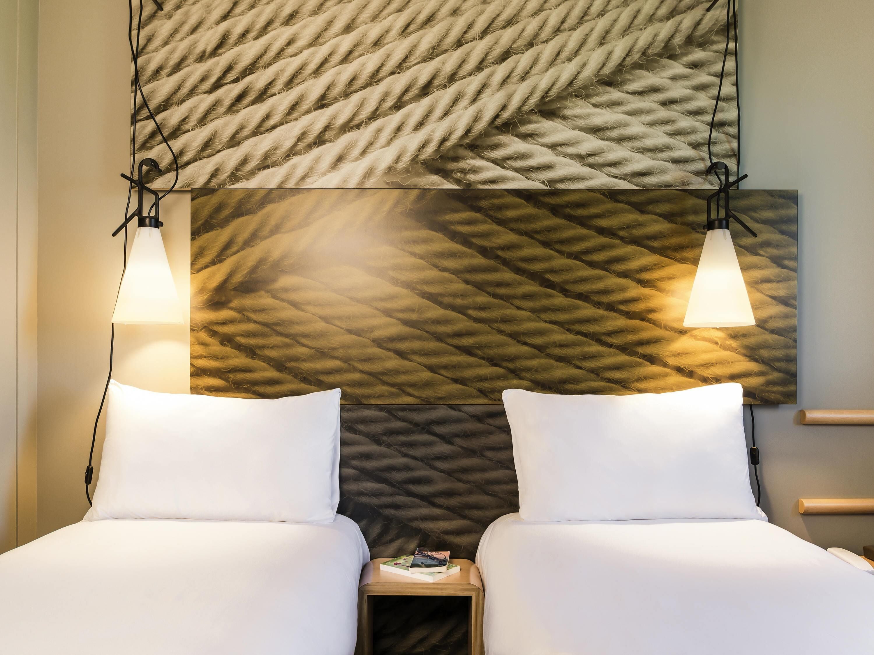 Standaard Twin kamer, 2 eenpersoonsbedden | Een kluis op de kamer, een bureau, geluiddichte muren