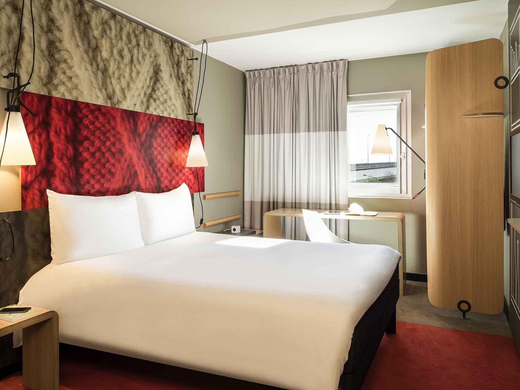 خزنة داخل الغرفة ومكتب وتجهيزات عازلة للصوت ومكواة/لوح كي