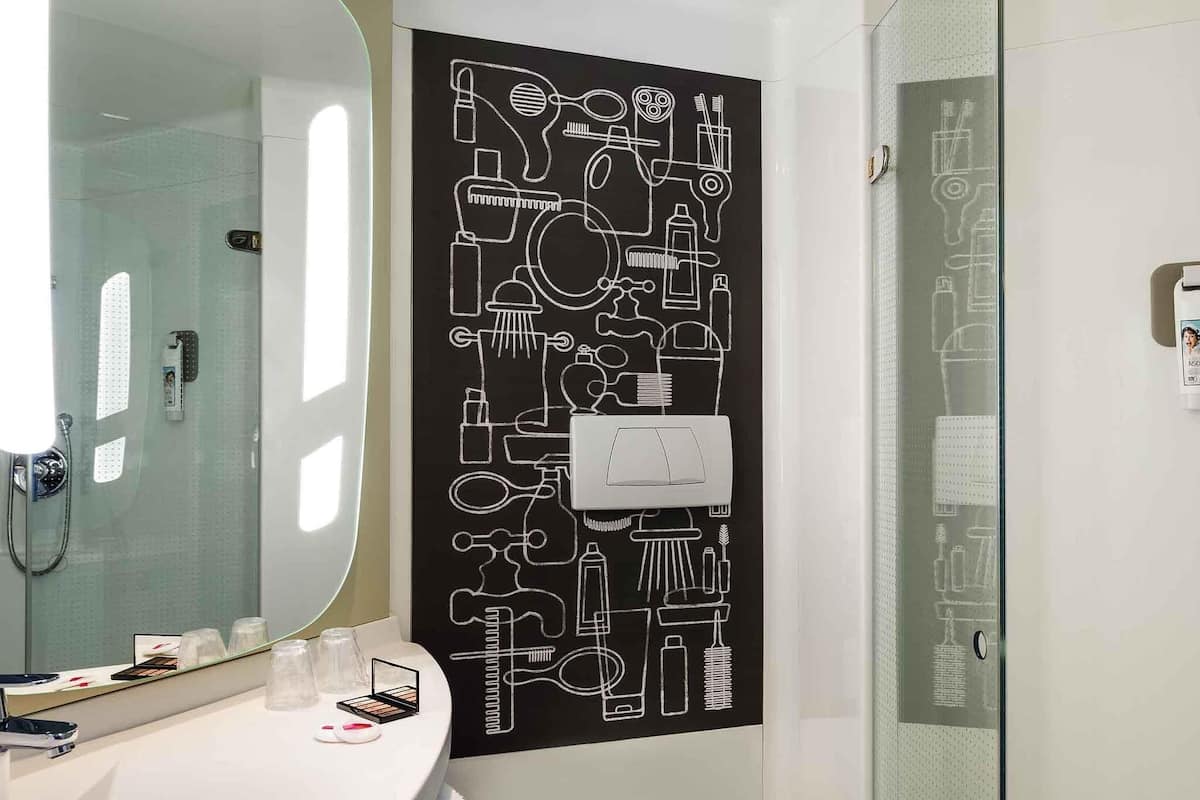 Zimmersafe, Schreibtisch, schallisolierte Zimmer, Bügeleisen/Bügelbrett